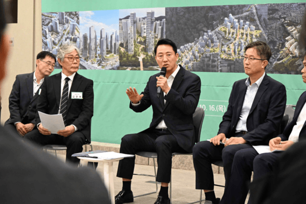 16일(목) 오세훈 서울시장(가운데)서울시청에서 열린 '주택공급 활성화를 위한 민·관정책협의회'에서 주택공급 정책과 관련해 의견을 나누고 있다. (사진=서울시)