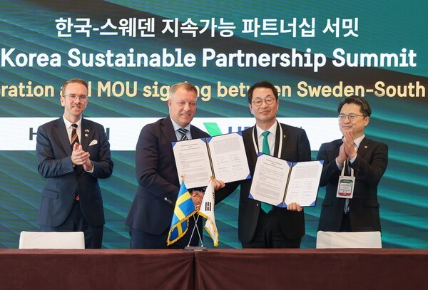 HD현대일렉트릭은 16일 서울 용산구 그랜드 하얏트 서울에서 열린 ‘한국-스웨덴 지속 가능 파트너십 서밋’에서 히타치에너지와 HVDC 기술에 대한 전략적 협력 MOU를 체결했다. 사진은 왼쪽 두번째 히타치에너지 니클라스 페르손 전력솔루션사업부 CEO, 왼쪽 세번째 HD현대일렉트릭 김영기 사장. (사진=HD현대일렉트릭)