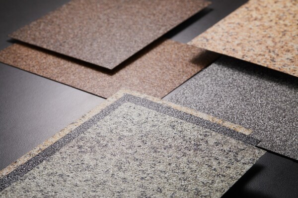 동국씨엠은 듀얼스톤 기술을 적용해 천연석 등 자연소재와 동일한 질감과 디자인을 구현한 컬러강판을 공개했다 (사진=동국씨엠)