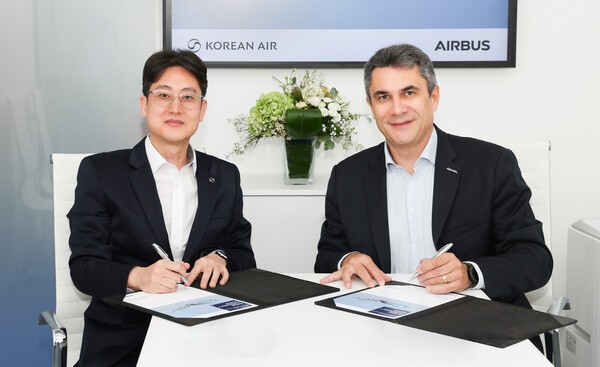 대한항공이 16일(현지시간) 런던에서 열린 2025 MRO 유럽에서 에어버스의 데이터 기반 첨단 예지정비 솔루션 스카이와이즈 플리트 퍼포먼스 플러스 도입을 위한 계약을 체결했다. 사진은 오종훈 대한항공 예지정비팀장(왼쪽)과 파브리스 비욤 에어버스 디지털 서비스 성장·혁신 책임자가 계약 체결 후 기념촬영을 하고 있는 모습. (사진=대한항공)