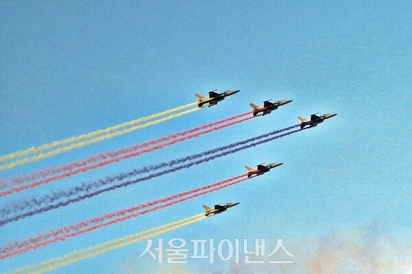 공군 전투기 편대가 ADEX 2025 에어쇼 개막 축하 비행을 하는 모습. (사진=문영재 기자)