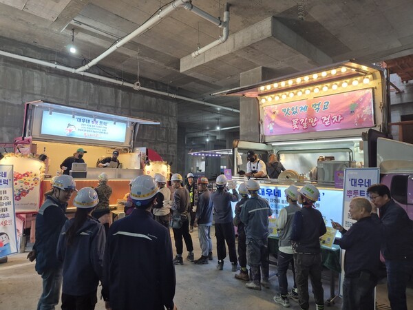 연희공원 푸르지오 라끌레르 현장에 간 ‘대우네 뿌듯트럭 (사진=대우건설)