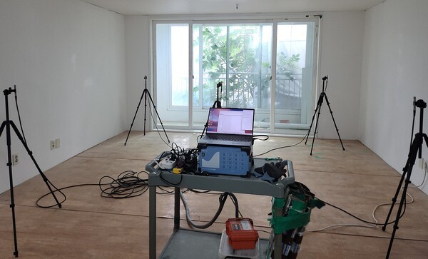 한국건설생활환경시험연구원 시험 장면 (사진=두산건설)