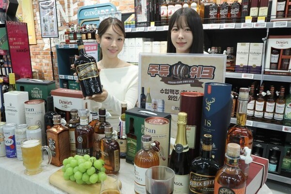 20일 이마트 용산점에서 모델들이 '주류위크' 할인 상품을 소개하고 있다. (사진=이마트)