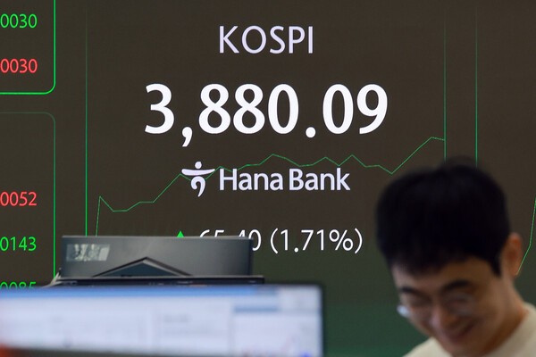 21일 서울 중구 하나은행 본점 딜링룸에서 딜러가 업무를 보고 있다. (사진=연합뉴스)