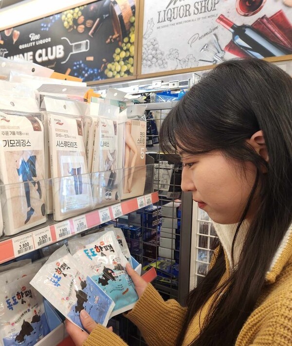 고객이 이마트24에서 방한용품을 구매하고 있다. (사진=이마트24)