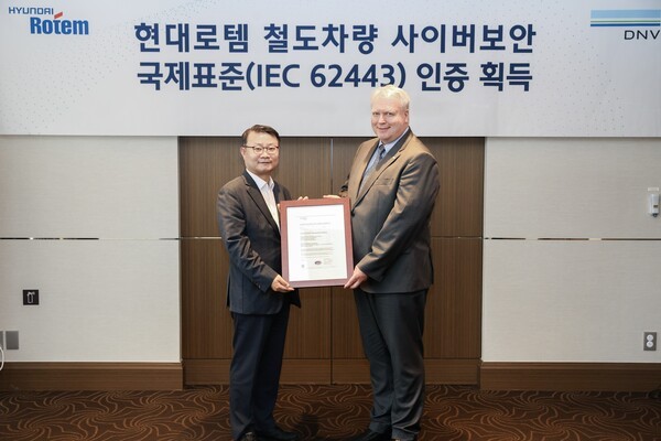 이원상 현대로템 RS기술리더(왼쪽)와 비달 도로넨 DNV 명예영사가 제품 인증서를 들고 기념 촬영을 하고 있다. (사진=현대로템)