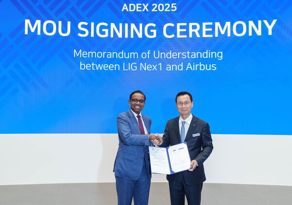 에어버스와 LIG넥스원은 지난 20일 방산 분야 전략적 파트너십을 한층 강화하기 위한 MOU를 체결했다. 아난드 스탠리 에어버스 아태지역 총괄대표(왼쪽)와 신익현 LIG넥스원 대표이사가 양해각서에 서명하고 기념사진을 촬영하는 모습. (사진=에어버스)
