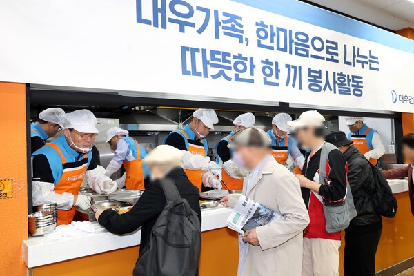 김보현 대우건설 대표이사(왼쪽)과 심상철 노동조합 위원장(오른쪽)이 무료 급식 봉사활동에 참여하고 있다. (사진=대우건설)