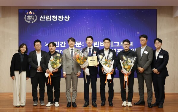 홍상균 롯데건설 디자인 연구소장(가운데)이 '2025 조경대상' 시상식에서 수상 후 기념촬영을 하고 있다. (사진=롯데건설)