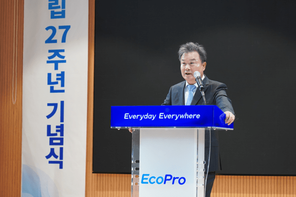 이동채 에코프로 창업주가 창립 27주년을 맞아 충북 오창 본사에서 열린 기념식에서 기념사를 발표하고 있다. (사진=에코프로)