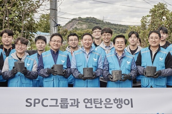 22일 서울 서초구 전원마을 비닐하우스 단지에서 도세호(앞줄 오른쪽 두번째부터) SPC 대표이사, 허희수 SPC 부사장, 김대일 섹타나인 대표이사가 임직원들과 기념촬영을 하고 있다. (사진=SPC그룹)