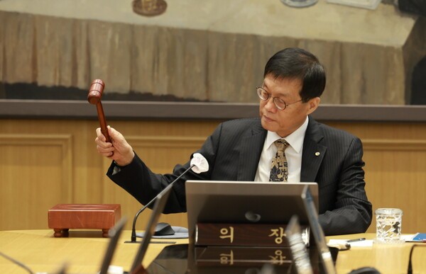 이창용 한국은행 총재가 23일 오전 서울 중구 한국은행에서 열린 금융통화위원회 본회의에서 본회의에서 의사봉을 두드리고 있다. (사진=한국은행)