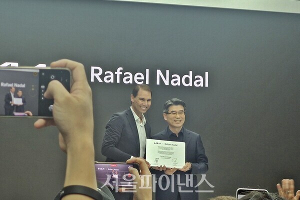 (왼쪽부터)라파엘 나달과 송호성 기아 사장이 파트너십 연장 조인식에서 기념 촬영을 하는 모습 (사진=문영재 기자)