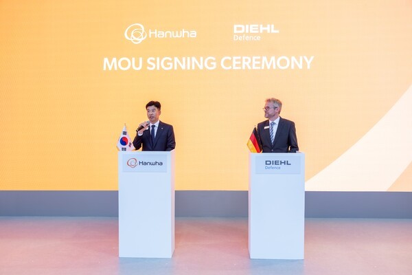 한화시스템과 딜디펜스가 21일 경기 고양 킨텍스 항공우주·방위산업전 현장에서 아이리스-T SLM 내 MFR 공급을 위한 MOU를 체결했다. 왼쪽부터 박혁 한화시스템 레이다사업센터장, 다니엘 셰펠만 딜디펜스 마케팅 담당 부사장. (사진=한화시스템)