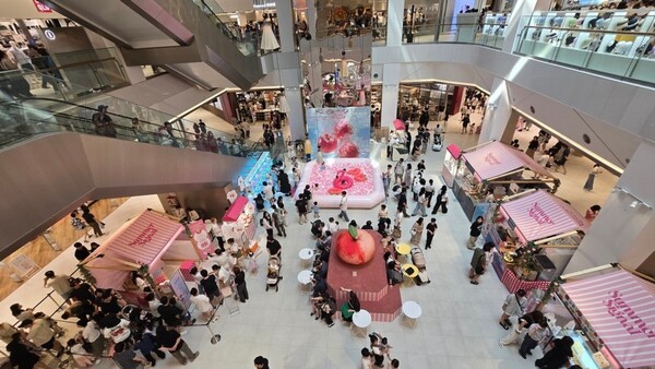 타임빌라스 수원에서 열린 '복숭아주의보' 팝업에 방문한 수많은 고객들의 모습. (사진=롯데백화점)