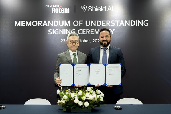 이정엽 현대로템 부사장(왼쪽)과 마이크 한린 쉴드 AI 글로벌 전략 및 사업개발 총괄이 지난 23일 경기 고양 킨텍스에서 열린 ADEX에서 국방 AI 기반 다목적 드론 운용 기술 개발을 위한 MOU를 체결한 후 기념촬영을 하고 있다. (사진=현대로템)
