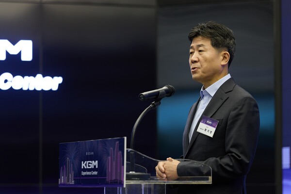 지난 23일 KGM 익스피리언스 센터 부산에서 열린 딜러십 론칭 세리머니에서 황기영 KGM 대표이사가 축사를 하고 있다. (사진=KG모빌리티)