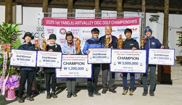 라운해태 윤영달(오른쪽에서 세번째) 회장이 입상한 선수들을 축하하고 있다. (사진=크라운해태)