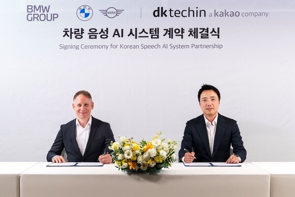 BMW그룹이 지난 27일 카카오 자회사인 디케이테크인과 차량 음성 AI 시스템 기술 공급 계약을 맺었다. 왼쪽부터 안드레아스 스툼 BMW그룹 R&D센터코리아 총괄과 이원주 디케이테크인 대표 (사진=BMW그룹)