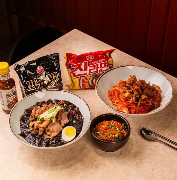 오뚜기가 제주 숙성 흑돼지 브랜드 '숙성도'와 함께 '오뚜기 라면'을 주제로 한 특별 F&B 협업을 선보인다. (사진=오뚜기)