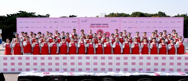 (앞줄 왼쪽부터) 타임폴리오자산운용 김홍기 대표, KB자산운용 김영성 대표, 블랙록자산운용 이윤표 대표, 한국거래소 김기경 본부장, 넥스트레이드 김학수 대표, 자본시장연구원 김세완 원장, 코스콤 윤창현 사장, 한국증권금융 김정각 사장, 한국예탁결제원 이순호 사장, 영등포구청 최호권 구청장, 금융투자협회 서유석 회장, 초록우산어린이재단 황영기 회장, NH투자증권 윤병운 대표, 키움증권 엄주성 대표, 한국투자증권 김성환 대표, 미래에셋증권 허선호 대표, KB증권 이홍구 대표, 하나증권 강성묵 대표, 현대차증권 배형근 대표, 베어링자산운용 박종학 대표가 '제15회 사랑의 김치페어' 행사에 참석해 기념촬영을 하고 있다. (사진=금융투자협회)