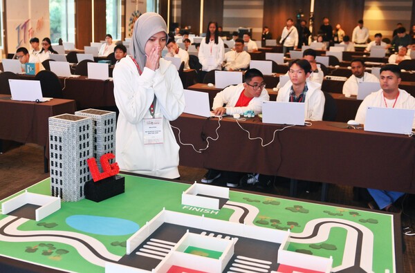 LG전자가 개최한 '2025 글로벌장애청소년IT챌린지' 본선 대회에서 참가자들이 자율주행차 프로그래밍 능력을 평가하는 'e크리에이티브 스마트카' 종목에 참가 중인 모습. (사진=LG전자)