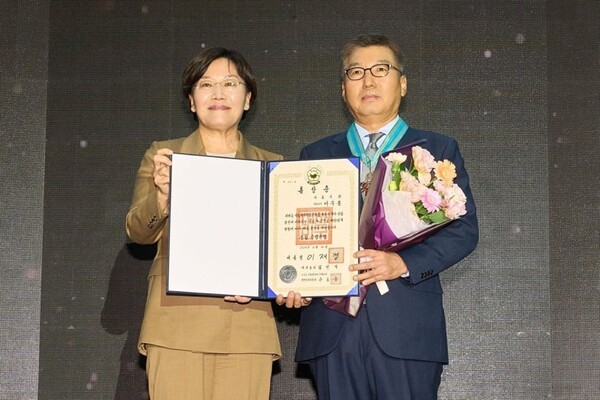 이우봉 풀무원 총괄CEO(오른쪽)가 지난 29일 서울 삼성 코엑스에서 열린 '푸드위크 코리아 2025'에서 국내 식품산업의 성장 및 발전에 기여한 공로를 인정받아 '은탑산업훈장'을 받은 후 송미령 농림축산식품부 장관(왼쪽)과 기념 촬영을 하고 있다. (사진=풀무원)