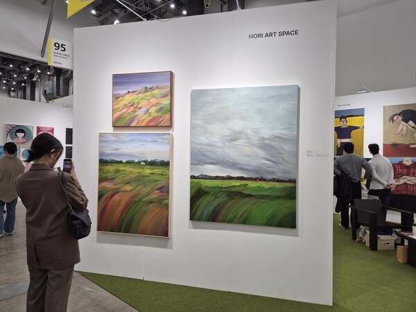 30일 열린 대구국제아트페어(DIAF) 호리아트 스페이스 부스에서 한 관람객이 최제이 작가의 작품을 살펴보고 있다. (사진=김무종 기자)