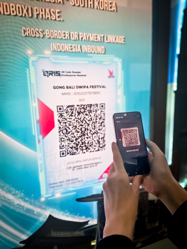 이달 30일 인도네시아 자카르타에서 열린 '2025 인도네시아 디지털금융페스티벌'에서 우리카드 모바일앱으로 현지 QR코드를 스캔해 결제하는 방식을 시연하고 있다.(사진=우리카드)
