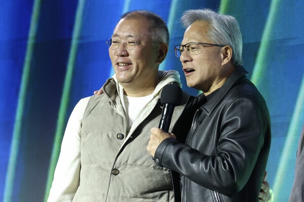 젠슨 황 엔비디아 최고경영자와 정의선 현대차그룹 회장이 30일 서울 코엑스에서 열린 엔비디아 GPU 지포스 출시 25주년 행사에서 단상에 올라 있다. (사진=연합뉴스)