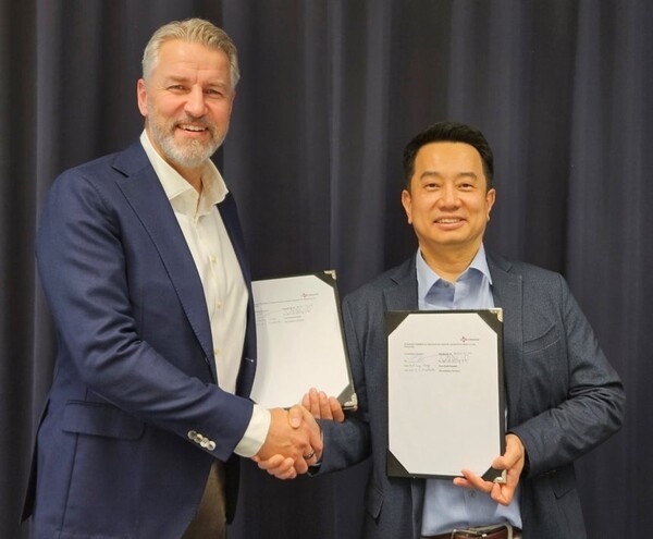 업무협약을 맺은 정혁성 CJ제일제당 BMS 본부장(오른쪽)과 BIQ머티리얼즈 회장. (사진=CJ제일제당)