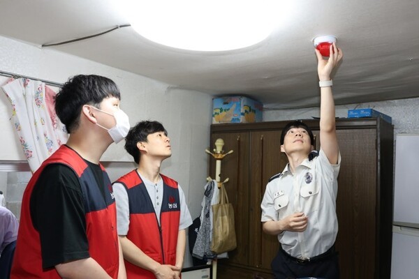 농심 세상을 울리는 안심캠페인 화재감지기 설치 모습. (사진=농심)