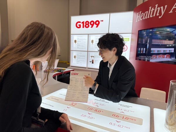 KGC인삼공사 직원이 고객에게 G1899의 표준화된 원료에 대해 설명하고 있다. (사진=KGC인삼공사)