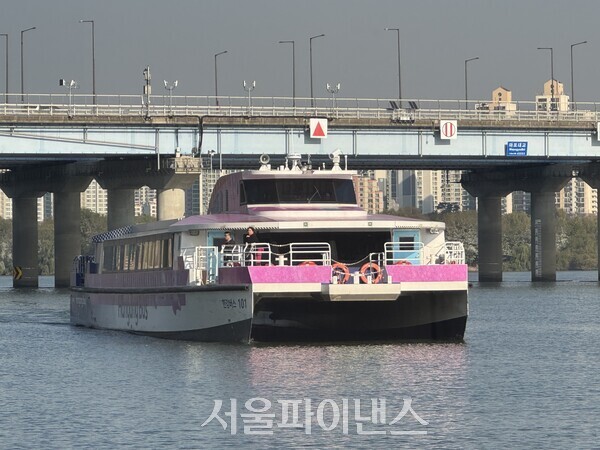 4일 오전 9시 45분께 마곡에서 출발한 한강버스가 여의도 선착장으로 들어오고 있다. (사진=오세정 기자)