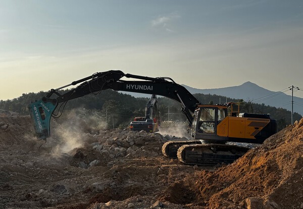 포스코이앤씨 원격제어 굴착기 실증 (사진=포스코이앤씨)