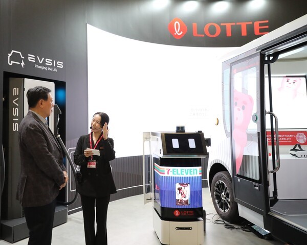 신동빈 롯데 회장은 3일 일본 도쿄에서 열리고 있는 '재팬모빌리티쇼 2025'를 방문해 2차전지 소재, 수소 사업, 자율 주행 등 그룹이 추진하고 있는 모빌리티 사업을 점검했다. 신 회장이 롯데관을 찾아 자율주행 기술에 관한 설명을 듣고 있다. (사진=롯데지주)