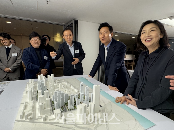 서울도시건축전시관에서 열린 신속통합기획 전시회 개회식에 참석한 오세훈 서울시장(오른쪽에서 두번째)이 전시를 관람하며 관계자의 설명을 듣고 있다. (사진=오세정 기자)