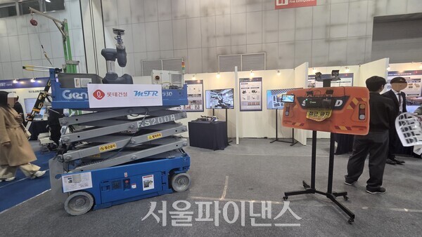 로보틱스(왼쪽)과 무선 부착형 인체충돌 경보기 (오른쪽) (사진=김예온 기자)