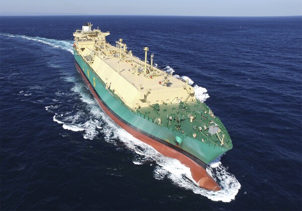 KCC와 HD현대가 공동개발한 차단열 도료 적용 대상이 되는 LNG선 항공 사진(사진=KCC)