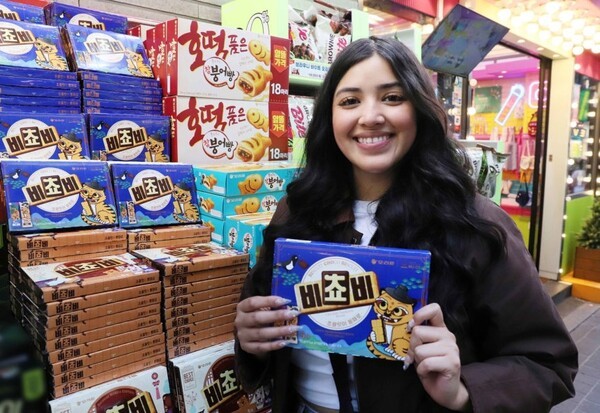 오리온 '비쵸비 국립중앙박물관 에디션'을 구매하는 외국인 관광객. (사진=오리온)