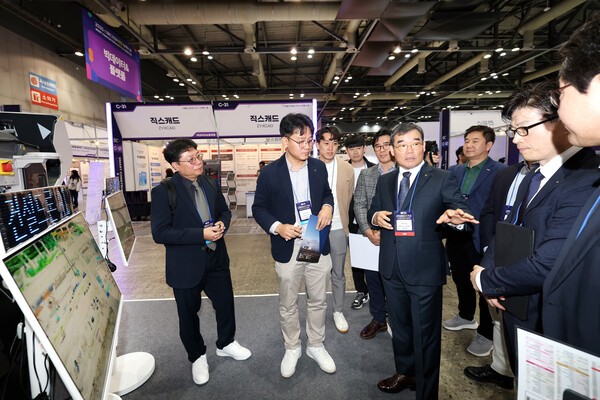 김보현 대우건설 대표이사(앞줄 가운데)가 스마트 건설 엑스포 현장 전시장을 둘러보고 있다. (사진=대우건설)