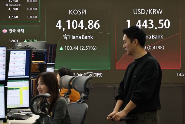 6일 서울 중구 하나은행 딜링룸 현황판에 코스피 지수 등이 표시되고 있다. (사진=연합뉴스)