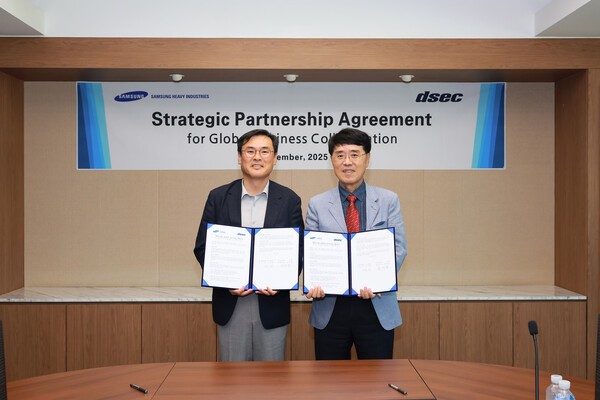 삼성중공업은 미국 조선업 진출 본격화를 위해 선박 설계 및 기자재 조달 전문기업인 디섹과 업무협약을 체결했다고 6일 밝혔다. 사진은 김경희 삼성중공업 부사장(왼쪽)과 윤석용 디섹 대표이사가 MOU를 체결하는 모습 (사진=삼성중공업)