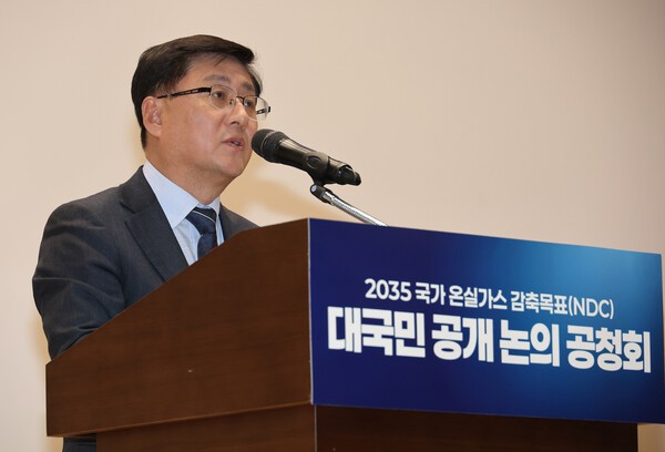  김성환 기후에너지환경부 장관이 6일 서울 여의도 국회 의원회관에서 열린 2035 국가 온실가스 감축 목표(2035 NDC) 대국민 공개 논의 공청회에서 환영사를 하고 있다. (사진=연합뉴스)