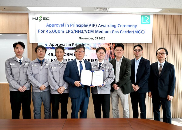 HJ중공업이 영국 로이드선급(Lloyd’s Register, LR)으로부터 4만 5000㎥급 중형 LPG·암모니아 운반선에 대한 기본설계승인을 획득한 가운데 김영두 GTSO 한국대표(왼쪽 4번째)와 HJ중공업 김보언 기술영업 담당 상무(왼쪽 5번째) 등이 기념촬영을 하고 있다. (사진=HJ중공업)