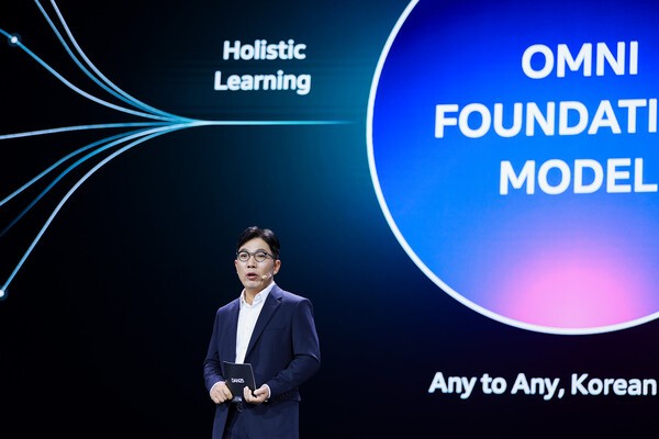 김유원 네이버클라우드 대표가 6일 서울 강남 코엑스에서 열린 팀네이버 통합 콘퍼런스 'DAN25'에서 발표하고 있다. (사진=네이버)