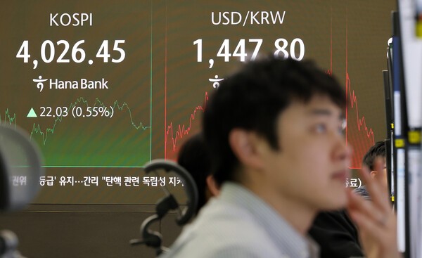 6일 서울 중구 하나은행 본점 딜링룸에서 딜러가 업무를 보고 있다. (사진=연합뉴스)