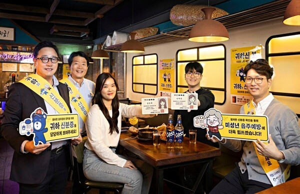 구자범 오비맥주 수석부사장(맨 왼쪽), (왼쪽 두번째)김병훈 오비맥주 영업 부사장, (오른쪽)임경민 역전에프앤씨 경영지원 본부장이 역전할머니맥주 서울신사가로수길점에서 '귀하신분' 캠페인을 소개하고 있다. (사진=오비맥주)