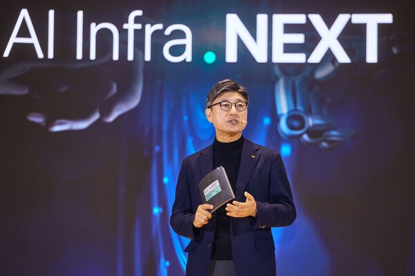 정재헌 SKT 신임 CEO가 3일 서울 강남 코엑스에서 열린 'SK AI 서밋 2025' 행사에서 발표하고 있다. (사진=SKT)